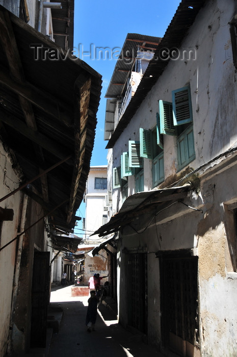 zanzibar179: Stone Town, Zanzibar, Tanzania: one more alley in the labyrinth - Soko Muhogo area - photo by M.Torres - (c) Travel-Images.com - Stock Photography agency - Image Bank