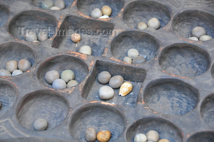 zanzibar183: Stone Town, Zanzibar, Tanzania: game of Bao Kiswahili - Soko Muhogo area - photo by M.Torres - (c) Travel-Images.com - Stock Photography agency - Image Bank