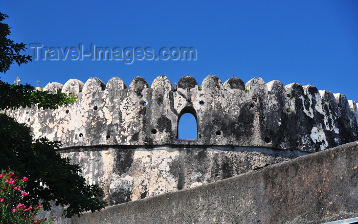 zanzibar19: Stone Town, Zanzibar, Tanzania: Old fort - crenellation and sky - Arab fort - Ngome Kongwe - photo by M.Torres - (c) Travel-Images.com - Stock Photography agency - Image Bank