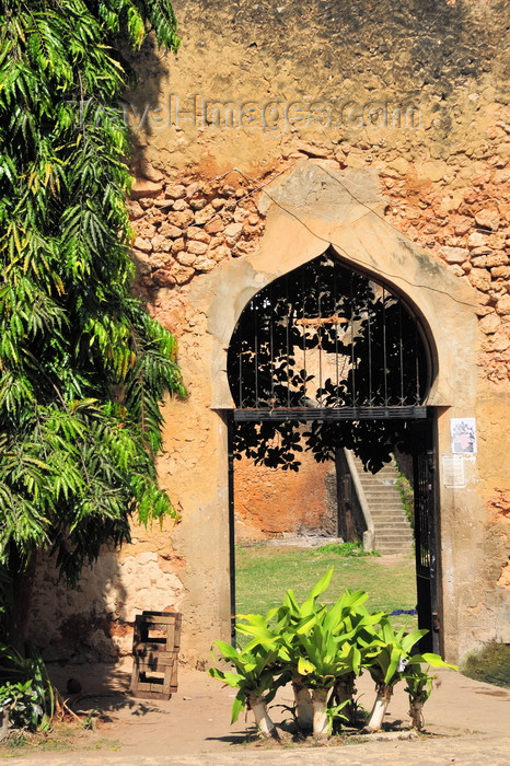 zanzibar22: Stone Town, Zanzibar, Tanzania: Old fort - ogival arch - Arab fort - Ngome Kongwe - photo by M.Torres - (c) Travel-Images.com - Stock Photography agency - Image Bank