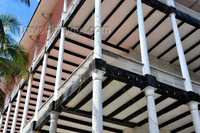 zanzibar3: Stone Town, Zanzibar, Tanzania: balconies of the House of Wonders - white pillars and black beams - Beit Al-Ajaib - Mizingani Road - photo by M.Torres - (c) Travel-Images.com - Stock Photography agency - Image Bank