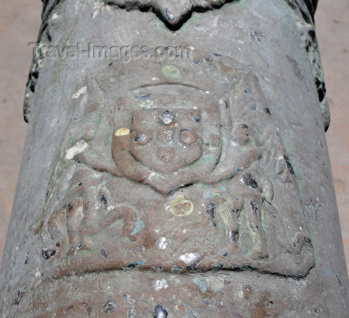 zanzibar30: Stone Town, Zanzibar, Tanzania: Portuguese coat of arms on a cannon - House of Wonders - Beit Al-Ajaib - Mizingani Road - photo by M.Torres - (c) Travel-Images.com - Stock Photography agency - Image Bank