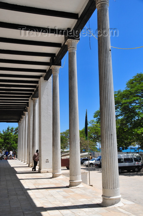 zanzibar31: Stone Town, Zanzibar, Tanzania: pillars - porch of the House of Wonders - Beit Al-Ajaib - Mizingani Road - photo by M.Torres - (c) Travel-Images.com - Stock Photography agency - Image Bank