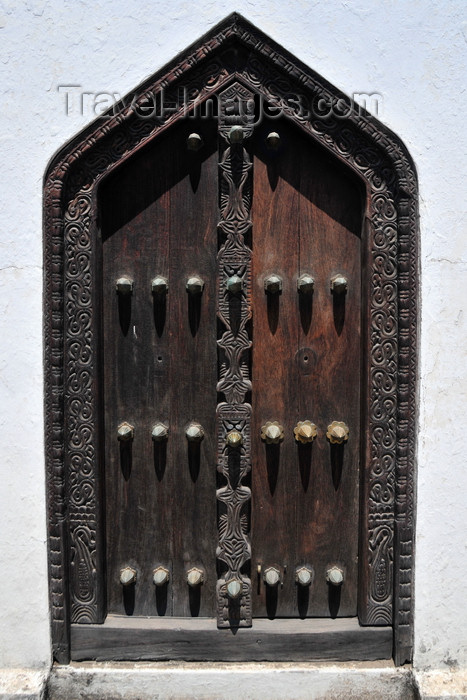 zanzibar36: Stone Town, Zanzibar, Tanzania: carved door with spikes - Palace museum - Beit el-Saha - Forodhani, Mzingani road - photo by M.Torres - (c) Travel-Images.com - Stock Photography agency - Image Bank