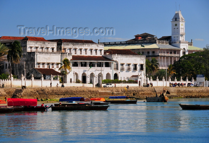 zanzibar39: Stone Town, Zanzibar, Tanzania: House of Wonders and People's Palace seen from the sea - Mizingani Road - photo by M.Torres - (c) Travel-Images.com - Stock Photography agency - Image Bank