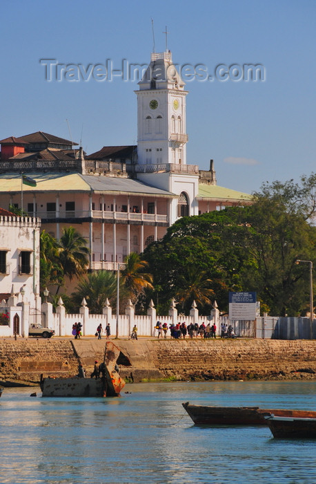 zanzibar40: Stone Town, Zanzibar, Tanzania: House of Wonders seen from the sea - Beit Al-Ajaib - Mizingani Road - photo by M.Torres - (c) Travel-Images.com - Stock Photography agency - Image Bank