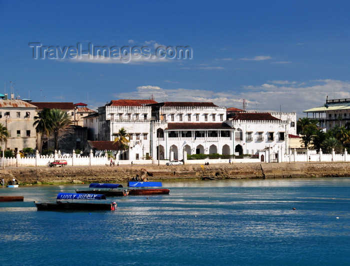 zanzibar41: Stone Town, Zanzibar, Tanzania: Palace museum - Beit el-Saha - aka People's Palace, once used for cabinet meetings of the Revolutionary Council, Forodhani, Mzingani road - photo by M.Torres - (c) Travel-Images.com - Stock Photography agency - Image Bank