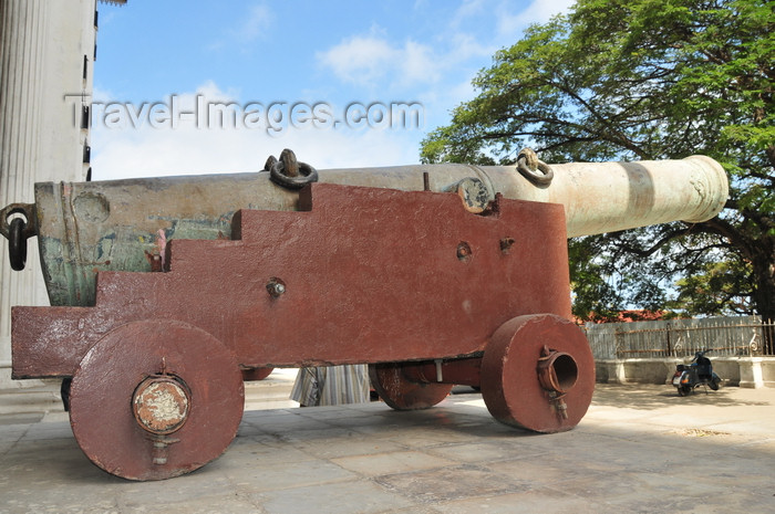 zanzibar5: Stone Town, Zanzibar, Tanzania: Portuguese cannon - House of Wonders - Beit Al-Ajaib - Mizingani Road - photo by M.Torres - (c) Travel-Images.com - Stock Photography agency - Image Bank