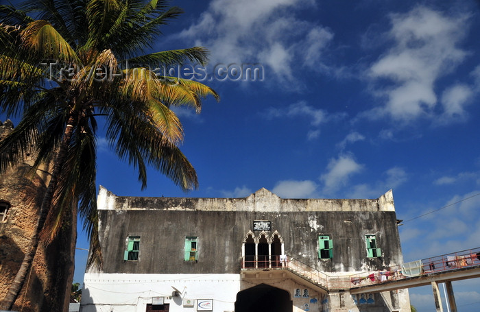 zanzibar50: Stone Town, Zanzibar, Tanzania: Forodhani Orphanage, sky and the Old Fort - Mizingani road - photo by M.Torres - (c) Travel-Images.com - Stock Photography agency - Image Bank