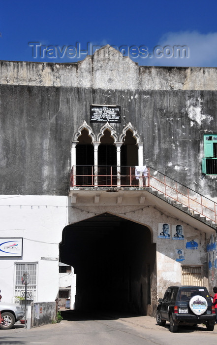 zanzibar51: Stone Town, Zanzibar, Tanzania: passage under Forodhani Orphanage, leading to Shangani - Mizingani road - photo by M.Torres - (c) Travel-Images.com - Stock Photography agency - Image Bank