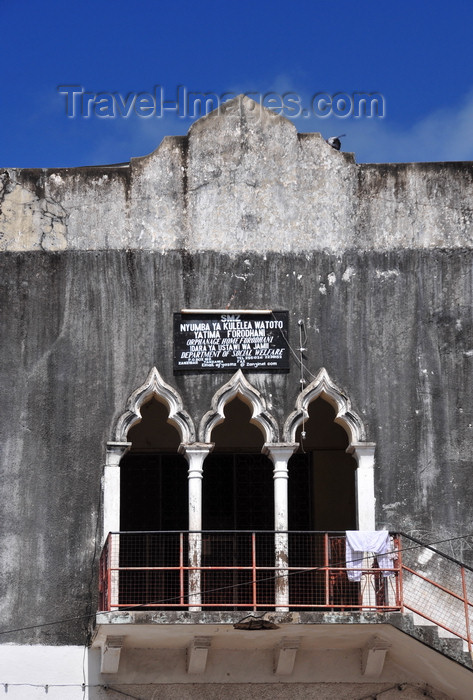 zanzibar52: Stone Town, Zanzibar, Tanzania: Forodhani Orphanage - formerly an English Club and an Indian School - balcony with a triple arch - Mizingani road - photo by M.Torres - (c) Travel-Images.com - Stock Photography agency - Image Bank