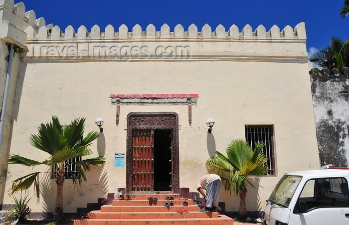 zanzibar55: Stone Town, Zanzibar, Tanzania: mosque with sandals at the gate - Mizingani Road - photo by M.Torres - (c) Travel-Images.com - Stock Photography agency - Image Bank