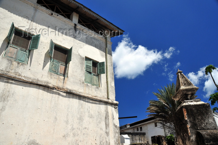 zanzibar57: Stone Town, Zanzibar, Tanzania: building and wall on Mizingani Road - windows with shutters - photo by M.Torres - (c) Travel-Images.com - Stock Photography agency - Image Bank