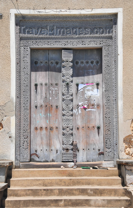 zanzibar61: Stone Town, Zanzibar, Tanzania: old hand-carved ornamented wooden door - Mizingani Road - photo by M.Torres - (c) Travel-Images.com - Stock Photography agency - Image Bank