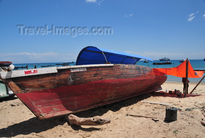 zanzibar63: Stone Town, Zanzibar, Tanzania: boat on the beach - the Samrero - Mizingani Road - photo by M.Torres - (c) Travel-Images.com - Stock Photography agency - Image Bank