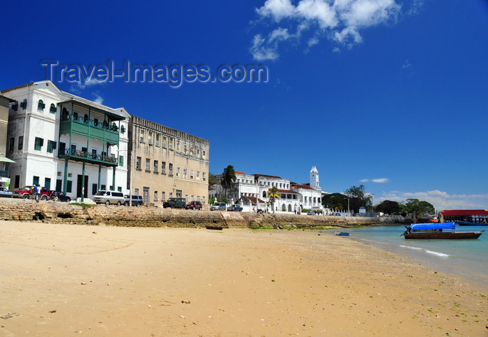 zanzibar65: Stone Town, Zanzibar, Tanzania: Mizingani Road and Forodhani Park seen from the beach - photo by M.Torres - (c) Travel-Images.com - Stock Photography agency - Image Bank