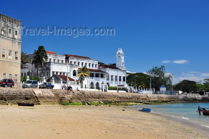 zanzibar66: Stone Town, Zanzibar, Tanzania: Palace museum and the beach - Beit el-Saha - Forodhani, Mzingani road - photo by M.Torres - (c) Travel-Images.com - Stock Photography agency - Image Bank