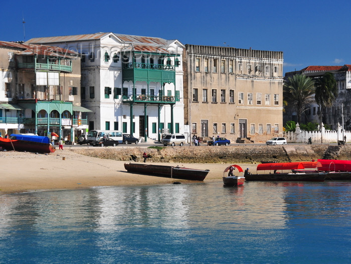 zanzibar73: Stone Town, Zanzibar, Tanzania: boats and beach by the Old Customs house - Mizingani Road - photo by M.Torres - (c) Travel-Images.com - Stock Photography agency - Image Bank