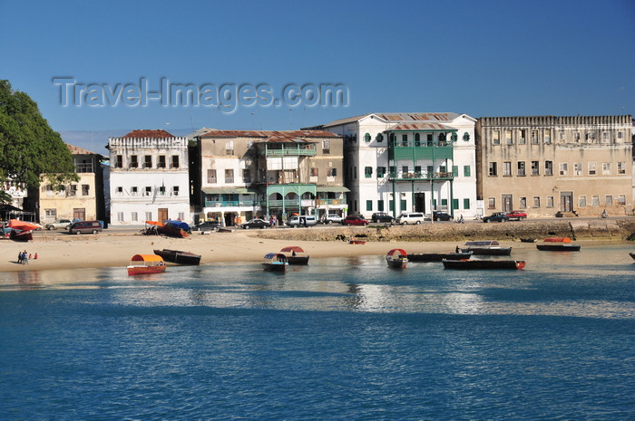 zanzibar76: Stone Town, Zanzibar, Tanzania: beach and western side of Mizingani Road - photo by M.Torres - (c) Travel-Images.com - Stock Photography agency - Image Bank