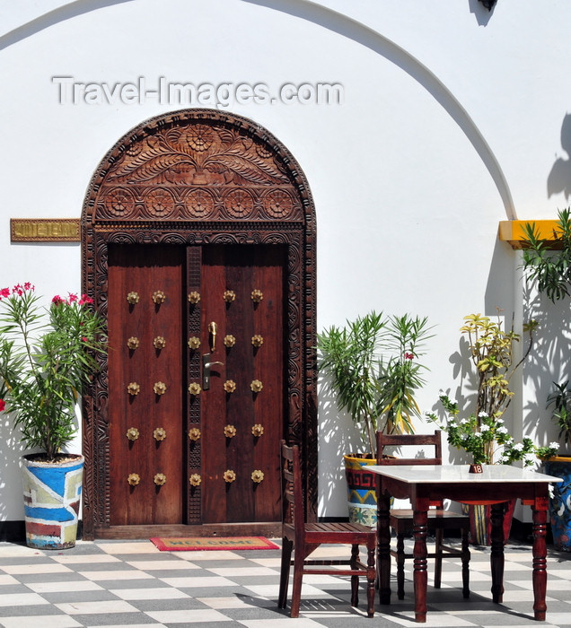 zanzibar86: Stone Town, Zanzibar, Tanzania: carved door in the terrace - metal spikes - Tembo hotel - Shangani - photo by M.Torres - (c) Travel-Images.com - Stock Photography agency - Image Bank