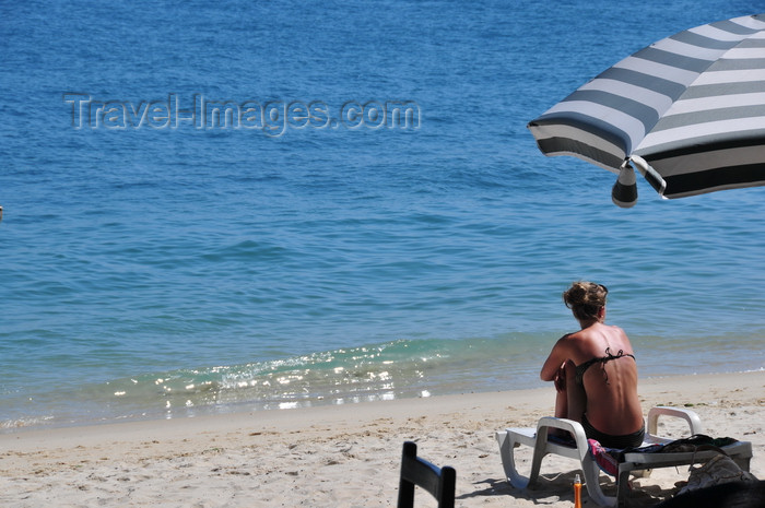 zanzibar87: Stone Town, Zanzibar, Tanzania: woman on the beach - Tembo hotel - Shangani - photo by M.Torres - (c) Travel-Images.com - Stock Photography agency - Image Bank