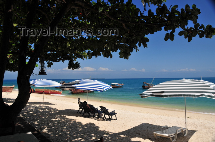 zanzibar88: Stone Town, Zanzibar, Tanzania: deckchairs and parasols - beach of the Tembo hotel - Shangani - photo by M.Torres - (c) Travel-Images.com - Stock Photography agency - Image Bank