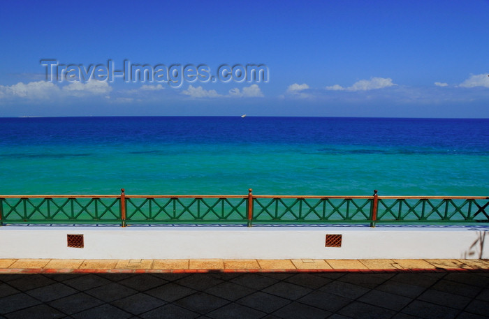 zanzibar96: Stone Town, Zanzibar, Tanzania: Indian ocean horizon, seen from Zanzibar Serena Inn - Shangani - photo by M.Torres - (c) Travel-Images.com - Stock Photography agency - Image Bank