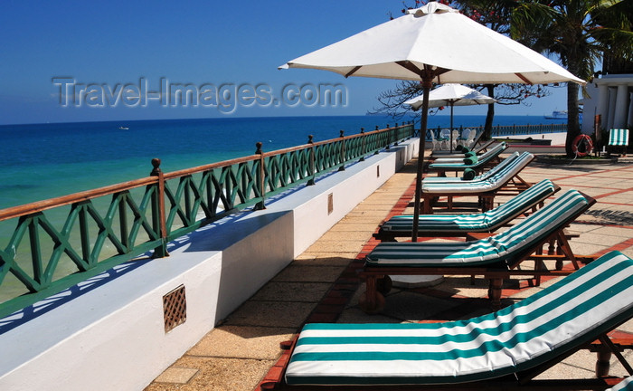 zanzibar97: Stone Town, Zanzibar, Tanzania: deckchairs and parasols by the Indian ocean - Zanzibar Serena Inn - Shangani - photo by M.Torres - (c) Travel-Images.com - Stock Photography agency - Image Bank