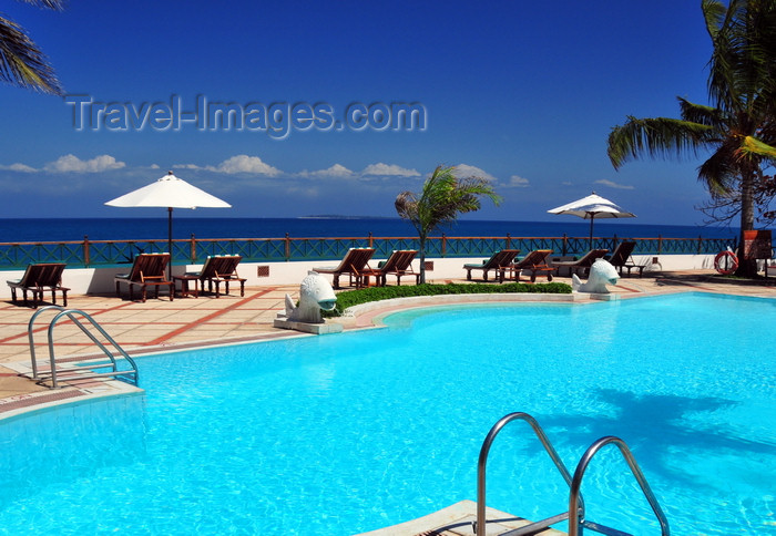 zanzibar98: Stone Town, Zanzibar, Tanzania: hotel pool and the ocean - Zanzibar Serena Inn - Shangani - photo by M.Torres - (c) Travel-Images.com - Stock Photography agency - Image Bank