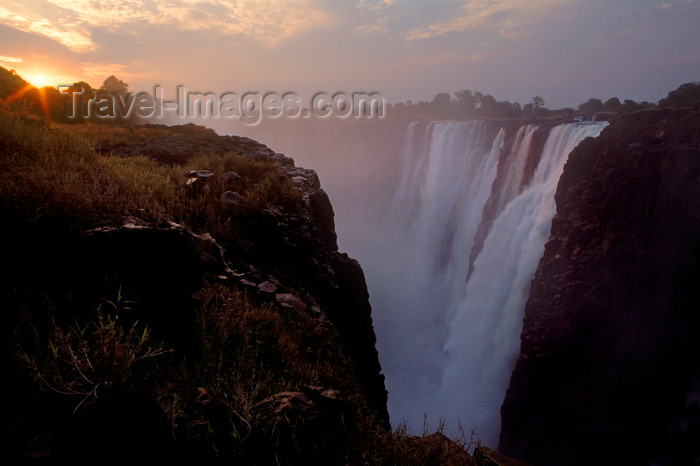 zimbabwe23: Victoria Falls - Mosi-oa-tunya, Matabeleland North province, Zimbabwe: Victoria Falls on the Zambezi River is Africa's most spectacular waterfall, dividing Zambia and Zimbabwe - UNESCO World Heritage Site - photo by C.Lovell - (c) Travel-Images.com - Stock Photography agency - Image Bank