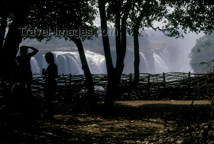 zimbabwe24: Victoria Falls - Mosi-oa-tunya, Matabeleland North province, Zimbabwe: locals call the falls Mosi-oa-Tunya,  the 'smoke that thunders' - one of the most spectacular natural wonders of the world - viewing terrace - photo by C.Lovell - (c) Travel-Images.com - Stock Photography agency - Image Bank