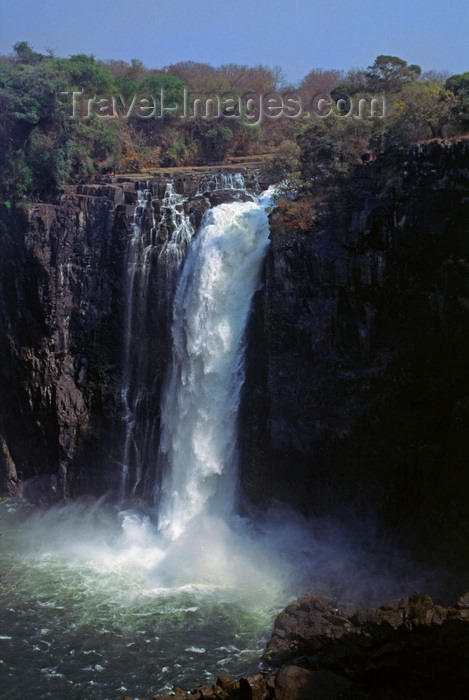 zimbabwe25: Victoria Falls - Mosi-oa-tunya, Matabeleland North province, Zimbabwe: Devil's Cataract, the westernmost cataract of Victoria Falls, 20 m lower than the rest of the present falls - photo by C.Lovell - (c) Travel-Images.com - Stock Photography agency - Image Bank