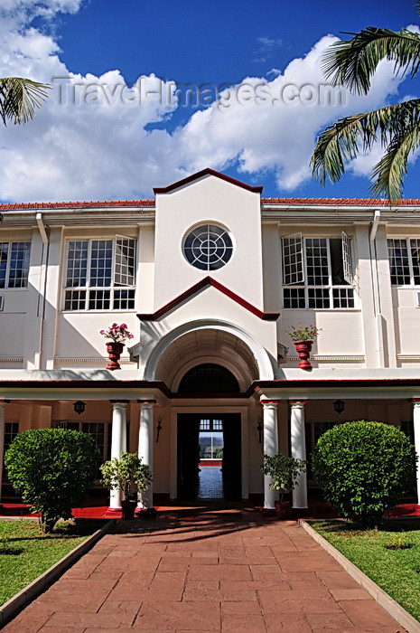 zimbabwe26: Victoria Falls, Matabeleland North, Zimbabwe: Victoria Falls Hotel - main entrance from the inner court - colonial-style hotel, a last bastion of the romance of grand travel - Mallet Drive - photo by M.Torres - (c) Travel-Images.com - Stock Photography agency - Image Bank