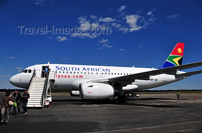 zimbabwe53: Victoria Falls, Matabeleland North, Zimbabwe: Victoria Falls Airport - VFA - passengers from Johannesburg disembark from an airliner onto the tarmac - South African Airways Airbus A319, cn 2418, ZS-SFK (ex D-AVYI) - SAA - Suid-Afrikaanse Lugdiens - photo by M.Torres - (c) Travel-Images.com - Stock Photography agency - Image Bank