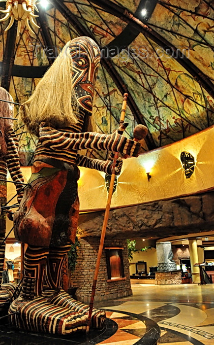 zimbabwe56: Victoria Falls, Matabeleland North, Zimbabwe: Kingdom Hotel - The Kingdom At Victoria Falls - giant native sculpture - photo by M.Torres - (c) Travel-Images.com - Stock Photography agency - Image Bank
