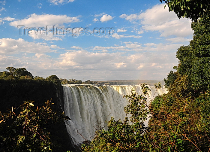 zimbabwe66: Victoria Falls, Matabeleland North, Zimbabwe: Victoria Falls aka Mosi-oa-Tunya - the crest - 1 708 meters wide, the largest curtain of water in the world - drops between 90m and 107m into the Zambezi Gorge - Victoria Falls National Park - UNESCO World Heritage Site - photo by M.Torres - (c) Travel-Images.com - Stock Photography agency - Image Bank