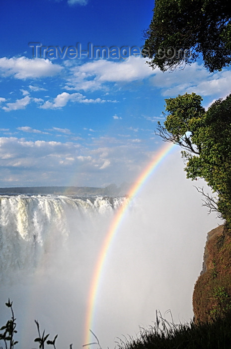 zimbabwe67: Victoria Falls, Matabeleland North, Zimbabwe: Victoria Falls aka Mosi-oa-Tunya - rainbow and spray - long known by the Portuguese, but made famous by Scottish missionary David Livingstone - Victoria Falls National Park - UNESCO World Heritage Site - photo by M.Torres - (c) Travel-Images.com - Stock Photography agency - Image Bank