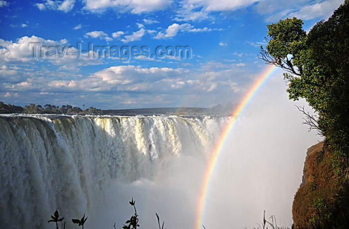 zimbabwe68: Victoria Falls, Matabeleland North, Zimbabwe: Victoria Falls aka Mosi-oa-Tunya - the Zambezi river drops from the basalt plateau - rainbow and spray - Victoria Falls National Park - UNESCO World Heritage Site - photo by M.Torres - (c) Travel-Images.com - Stock Photography agency - Image Bank