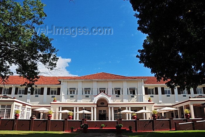 zimbabwe79: Victoria Falls, Matabeleland North, Zimbabwe: Victoria Falls Hotel - eastern façade and Stanley's Terrace seen from the gardens - Edwardian-style five-star hotel - The Leading Hotels of the World - photo by M.Torres - (c) Travel-Images.com - Stock Photography agency - Image Bank