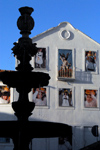 Portugal - Santa Maria da Feira: fountain and decorated windows - fonte e janelas decoradas - photo by M.Durruti