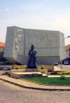 Vila Flor: king Dinis statue - rei Dom Dinis - photo by M.Durruti