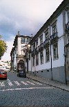 Portugal - Guimares: rua de Santa Maria junto ao largo Martins Sarmento / Santa Maria street - photo by M.Durruti