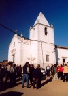 Tliga: gento junta  Igreja de Nossa Senhora da Assuno, aguardando um funeral / people by the church - photo by M.Durruti