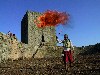 Portugal - Beira Interior - Sabugal: comedor de fogo - festival medieval no castelo / fire eater - medieval festival in the castle (photo by Angel Hernandez)