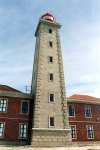 Portugal - So Pedro de Moel (Concelho da Marinha Grande): the lighthouse / o farol - photo by M.Durruti