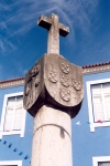 Portugal - Portugal - Marinha Grande: cross and coats of arms / a cruz e as quinas - photo by M.Durruti
