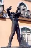 Portugal - Marinha Grande: statue by the Joaquim Correia museum / esttua junto ao museu  Joaquim Correia - photo by M.Durruti