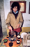 bidos, Portugal: preparando fondue de chocolate - festival do chocolate / Chocolate Festival - preparing chocolate fondue on the street - photo by M.Durruti