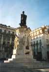 Lisboa: o poeta Luis de Cames na praa com o seu nome - Bairro Alto - photo by M.Durruti