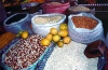 Portugal - Porto: maecado do Bulho - feijes argentinos / Bulho market - Argentinean beans - photo by F.Rigaud